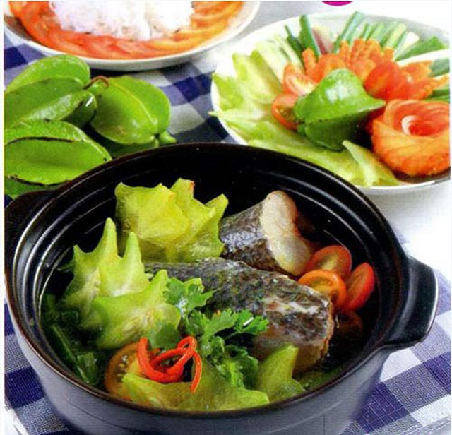 Dùng những chất chua như khế, chanh, mẻ, giấm, me... nấu với cá sẽ làm bớt hoặc hết mùi tanh. Bạn có thể đổ một ít nước cốt chanh lên cá, cá sẽ bớt tanh hơn.