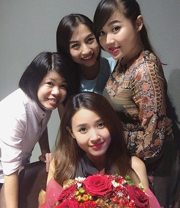 Nhiều bạn bè cùng chung vui với hot girl Midu trong ngày sinh nhật.