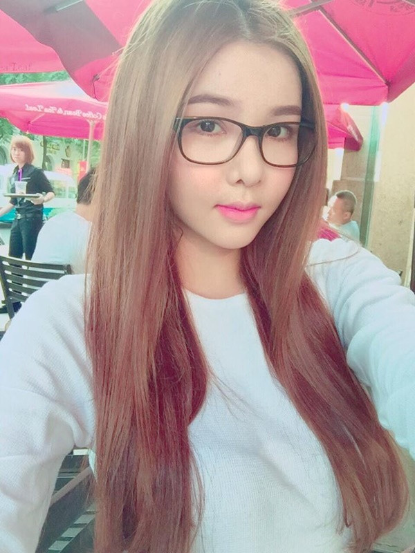 Trên trang facebook cá nhân của mình, mới đây, Kỳ Hân đăng tải hình ảnh mới nhất của cô với dòng trạng thái: “Bà bầu đôi chân gầy gầy, cái mặt mũm mĩm”. Chia sẻ của Kỳ Hân nhanh chóng nhận được sự quan tâm, chú ý từ cộng đồng mạng. Nhiều người cũng cho rằng đây là câu trả lời của Kỳ Hân cho những đồn đoán cô đang mang thai trước đây.
