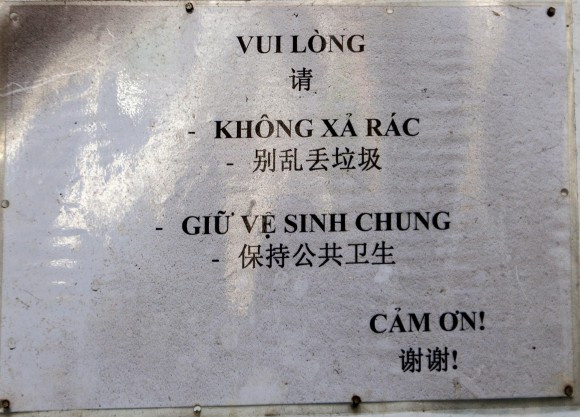 Tất cả các biển báo đều được ghi song ngữ tiếng Việt và tiếng Hoa.