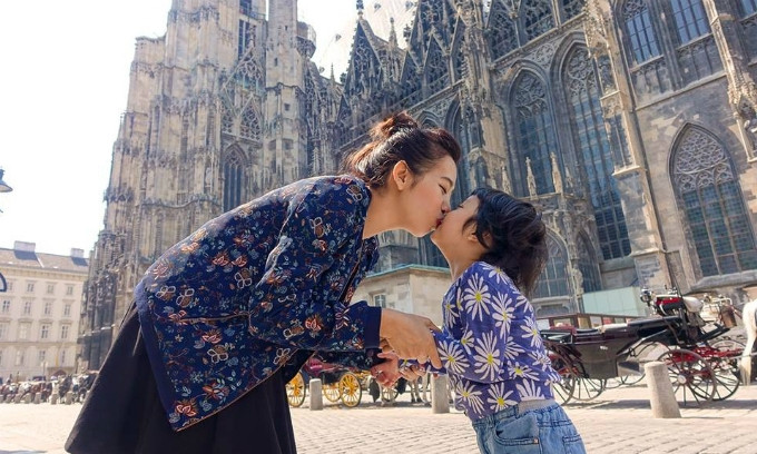 Mới đây, MC Diệp Chi chia sẻ bộ ảnh mang tên “Mi nhau trên khắp thế gian” mừng ngày sinh nhật tròn 5 tuổi của cô nhóc Sumo. Được biết, Diệp Chi thường xuyên dẫn con gái đầu lòng đi du lịch nhiều nơi. Bộ ảnh chụp lại khoảnh khắc hai mẹ con nữ MC tình cảm được thực hiện ở nhiều địa điểm thắng cảnh nổi tiếng như Pháp, Hy Lạp, Áo…