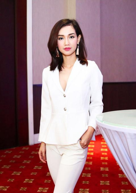 Ngoài hàng loạt bộ phim mới đã và đang chờ được lên sóng, bà mẹ một con còn trở thành thí sinh tham gia chương trình “Cùng nhau toả sáng”, MC cùng Bolero và mới nhất là tham gia cuộc thi tìm kiếm người dẫn chương trình truyền hình 2016 với tên gọi “Én Vàng”. Tối 28/9, Quỳnh Chi gây sự chú ý khi diện vest trắng xẻ sâu, khéo khoe vẻ đẹp gợi cảm trước ống kính.