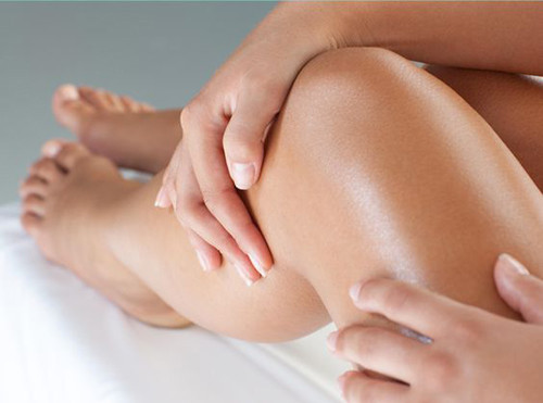 4. Dầu dừa Dầu dừa có chứa rất nhiều chất chống oxi hóa và vitamin E, có tác dụng chống lão hóa và làm sáng da rất hiệu quả. Chỉ cần lấy vài giọt dầu dừa mỗi lần, massage đều lên da là có thể khắc phục vết rạn một cách từ từ, đồng thời chống rạn cho những vùng da lành xung quanh.