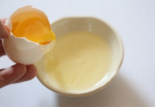 6. Lòng trắng trứng Để thoát khỏi những vết rạn lòng trắng trứng rất có lợi vì nó chứa nhiều collagen và axit amin có lợi trong việc tái tạo tế bào. Cách làm: Tách lấy lòng trắng trứng rồi đánh kỹ, dùng tay thoa trực tiếp lên vết rạn và những vùng xung quanh rồi chờ 10 - 15 phút cho khô hẳn. Rửa sạch bằng nước ấm rồi thoa dầu dừa lên để dưỡng ẩm.