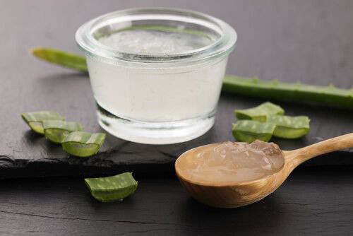 3. Nha đam Nha đam được coi là phương pháp phổ biến nhất để khắc phục tận gốc những vết rạn. Bạn bôi trực tiếp lên các vết rạn rồi rửa lại bằng nước ấm sau vài phút. Ngoài ra bạn còn có thể trích lấy dịch của viên Vitamin E rồi trộn đều với nha đam. Massage kỹ hỗn hợp trên da rồi rửa lại bằng nước ấm cho sạch. Làm mỗi ngày để thu được kết quả tốt nhất.