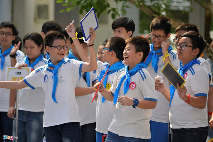 Những trò chơi hay các bài hát do hải quân Mỹ thể hiện được các em học sinh Đà Nẵng cổ vũ nhiệt tình.