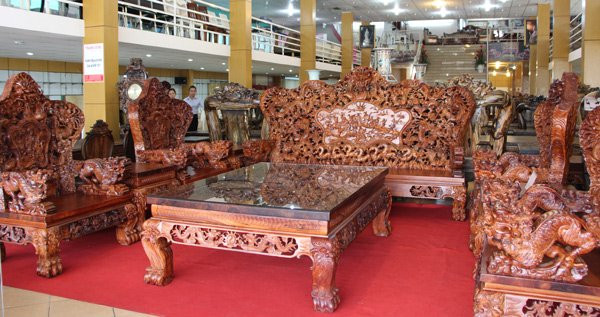 Anh Đỗ Thanh Duy, đại diện một đơn vị sản xuất đồ gỗ thủ công mỹ nghệ tại TP.HCM, chia sẻ, Bộ bàn chạm khắc hình rồng độc nhất Việt Nam có tên Cửu Long (9 rồng) được đội ngũ thợ lành nghề của ông vừa hoàn thiện. Bộ bàn ghế này làm trong vòng hơn hai năm, từ tháng 4/2014 tới tháng 9 năm nay mới xong. Đây là một bộ bàn ghế có một không hai, tổng trọng lượng gần 7 tấn. Để có được một tác phẩm để đời như vậy, họ đã sử dụng tới 10 khối gỗ cẩm lai kích thước lớn nhất. Bộ ghế gồm 10 món, điêu khắc hình 9 con rồng theo biểu tượng và đặc điểm của rồng Việt Nam, có bờm, râu, cằm dài, mắt lồi và miệng há to, hai răng nanh ngược lên trời.