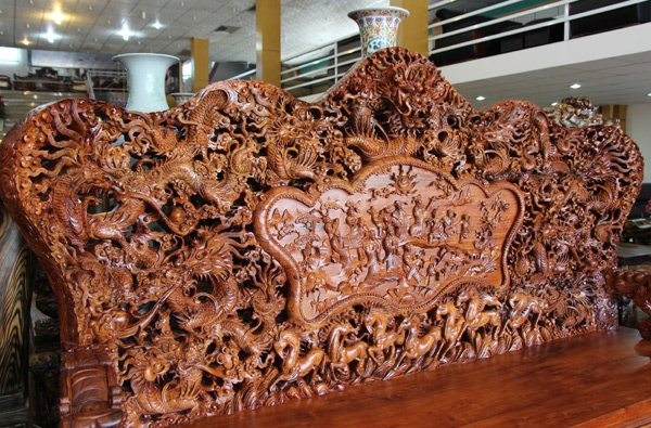 Bàn chính cũng được chạm 9 con rồng, mặt bàn bằng gỗ đặc nguyên khối lớn nhất, dày 8cm, có kích thước 200x160cm. Chiếc bàn có trọng lượng 700kg.