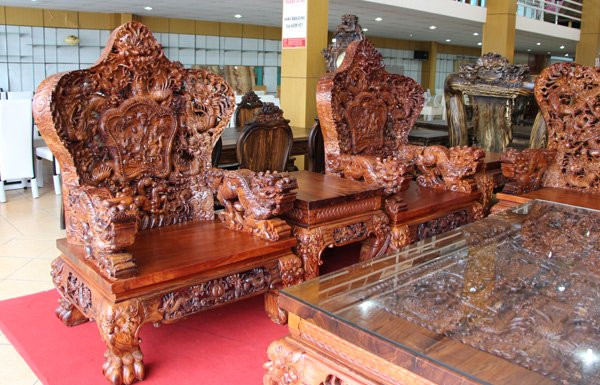 Anh Duy chia sẻ, cẩm lai là một trong những nhóm gỗ quý cùng bậc với gỗ mun sọc tại Việt Nam và trên quốc tế. Đây là bộ sản phẩm được giới chuyên môn trong ngành nội thất đánh giá cao về độ sắc sảo trong kỹ thuật chế tác và độ khủng trên thị trường hiện nay.