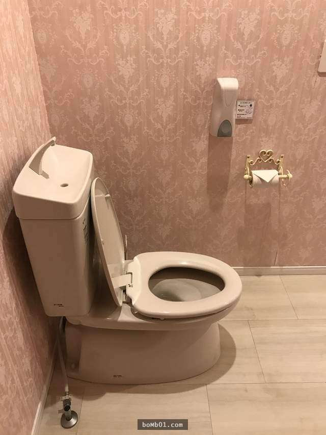 Sau khi đẩy cánh cửa gỗ ra, các bạn nữ sẽ phải reo lên sung sướng vì căn phòng bên trong ngập tràn sắc hồng, từ giấy dán tường đến các đồ dùng.