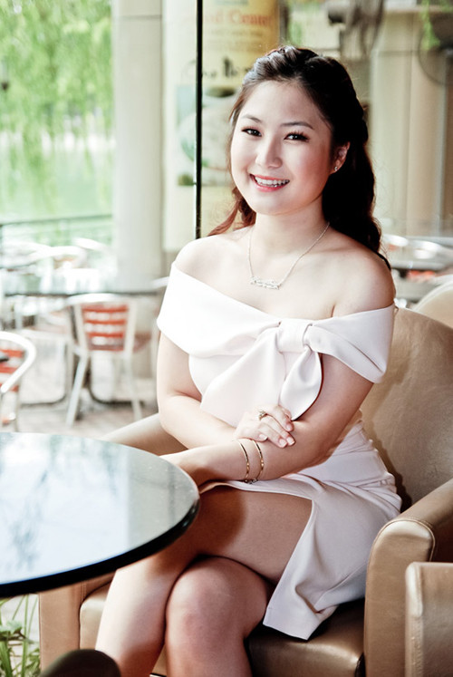Gương mặt tròn, dễ gần của cô được nhiều khán giả ưa thích, những tưởng cô sẽ chọn phong cách trong sáng trong âm nhạc.