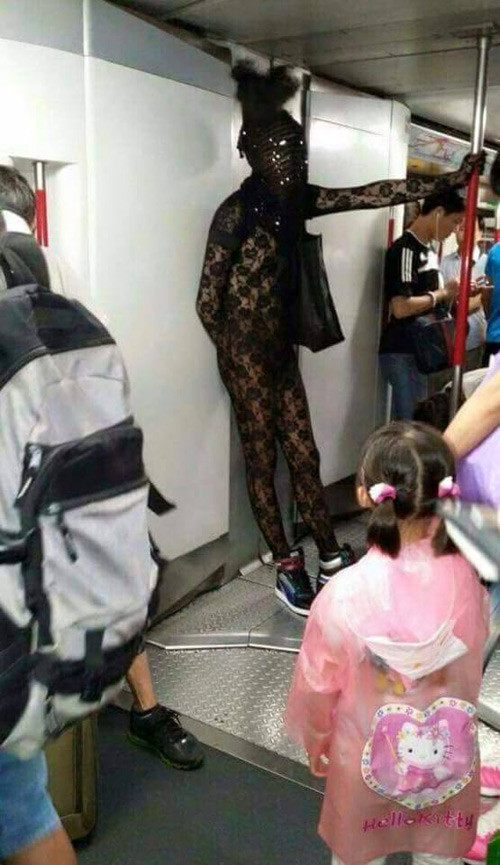 Cô bé này chắc hẳn sẽ có một đêm mất ngủ vì nỗi ám ảnh với nhân vật chẳng giống ai, đen cả cây trên tàu.