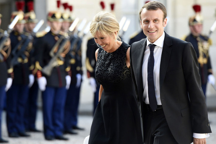 Dù còn thiếu kinh nghiệm chính trường, ông Macron hiện đã lọt vào vòng 2 bầu cử Tổng thống Pháp và đứng trước cơ hội lớn giành chiến thắng trước đối thủ Le Pen. Ảnh: AFP.