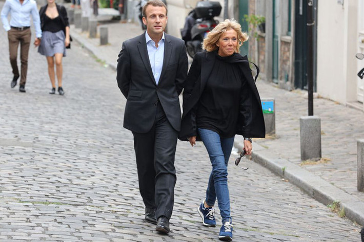 Ông Macron và vợ dạo bước trên phố. Khoảng cách tuổi tác không thể cản ngăn tình yêu của họ. Ảnh: Closermag.
