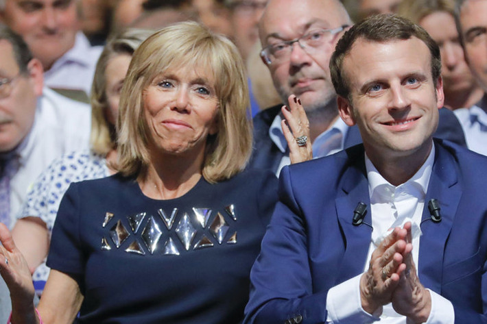 Ông Macron sinh vào năm 1977, còn bà Brigitte chào đời vào năm 1953. Ảnh: Grazia