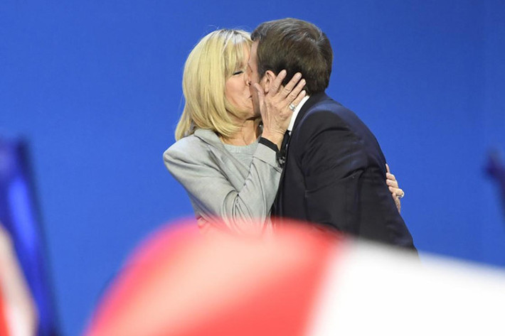 Vợ chồng ứng viên tổng thống Macron-Brigitte trao nhau một nụ hôn khi ông Macron giành được nhiều phiếu nhất trong vòng 1 bầu cử Pháp 2017. Ảnh: Getty.
