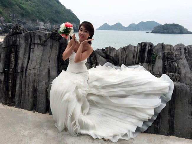 Nam diễn viên Hiệp gà diện vest xanh và cô dâu Diệu Thúy chọn váy cưới cúp ngực. Cả hai cùng bạn bè đến đảo Cát Bà để chụp ảnh cưới ngoài trời.