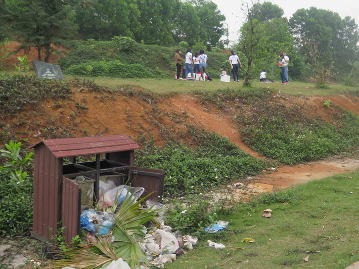 Thỉnh thoảng có nhóm thanh niên "phượt" đến làng văn hóa các dân tộc Việt Nam và bên dưới là sản phẩm mà họ để lại: Rác!