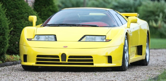 Bugatti EB110 sản xuất từ năm 1991 tới năm 1995. Siêu xe được trang bị khối động cơ 3.5L quad-turbo V12 và có thể đạt tốc độ tối đa 348 km/h. Trong 5 năm vòng đời, chỉ có 139 chiếc được xuất xưởng. Đáng tiếc, chiếc xe ra đời đúng vào thời kỳ khủng hoảng của Bugatti. Trước đó, doanh nhân người Ý Romano Artioli trở thành Chủ tịch và nỗ lực thổi chất Ý vào thương hiệu Pháp. Kết quả dẫn tới là Bugatti phải nộp đơn phá sản vào năm 1995. Tuy nhiên, may mắn cho Bugatti là được tập đoàn Volkswagen mua lại vào năm 1998. Kể từ đó, một trang sử mới mở ra trước mặt Bugatti và EB110 trở thành một trong những mẫu xe biểu tượng cho hãng xe nước Pháp.
