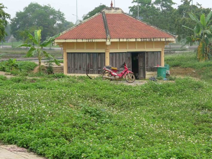 ... những căn nhà lớn chỉ có bóng dáng 1 người ở.