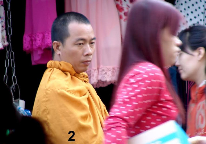 Từ 7h sáng, sư giả này đã có mặt ở chợ Kênh 19/5 (P.Bình Hưng Hòa, Q.Bình Tân) để khất thực.