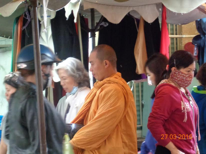 Sư giả liếc mắt ngang dọc, tìm chỗ đông người, tiến lại để xin tiền bố thí.