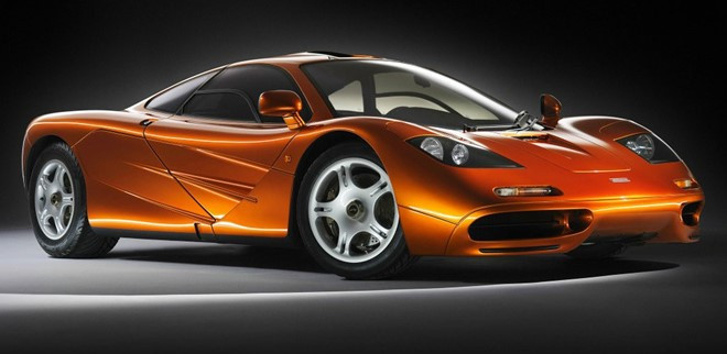 Cuối cùng là McLaren F1. Là siêu xe được chính Gordon Murray - nhà thiết kế nổi tiếng trong làng F1 và là nhân vật có tầm ảnh hưởng với tập đoàn McLaren Cars - chắp bút, F1 từ khi sinh ra đã là chiếc coupe 2 cửa cánh chim tạo sức hút không hề nhỏ với sức mạnh vượt trội. Trên thế giới, chỉ có 106 chiếc McLaren F1 được sản xuất. Trong số đó, chỉ 64 bản tiêu chuẩn dành cho đi phố. Toàn bộ các phiên bản còn lại là hàng thửa, dành cho đường đua hay các bản cá nhân hóa phức tạp và đắt đỏ bậc nhất thế giới. Theo thống kê tính tới thời điểm hiện tại, McLaren F1 vẫn là đỉnh cao tốc độ với vận tốc cực đại hơn 390km/h - con số mà bất kỳ một mẫu xe nguyên bản nào sản xuất cùng thời kỳ cũng khó có thể vươn tới. Ngày 31/3/1998, tức khoảng trước một năm nó bị ngừng sản xuất, F1 chính thức bước lên vị trí tượng đài khi phá kỷ lục tốc độ mà mãi tới năm 2005, Bugatti Veyron mới có thể xô đổ.
