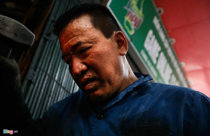 Người thợ rèn tâm sự, dòng họ đã có ba đời làm nghề. Bản thân ông từng chuyển nhiều công việc nhưng rồi vẫn phải quay lại với lò, với búa.