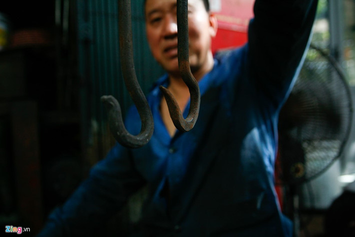 Làm rèn còn là một nghệ thuật. Ở đó người làm nghề nếu yêu nó sẽ nắn nót từng chút sản phẩm của mình. Chiếc móc quạt trần sau khi được rèn đã đạt độ thẩm mỹ hơn rất nhiều.