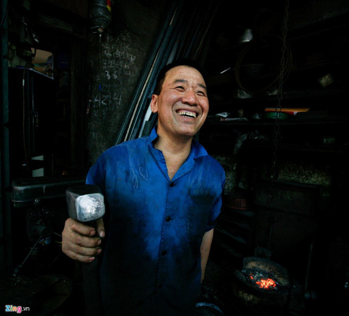 Cả khu phố cổ giờ đây cũng chỉ còn nhà ông Hùng tồn tại với nghề rèn sắt thép.