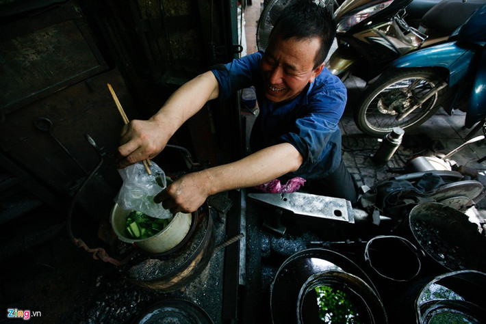 Buổi trưa, ông Hùng tranh thủ tự nấu ăn luôn trên chiếc lò rèn thân thuộc. Ông bảo "mình không được gọi là thợ cả, vì làm gì có thợ phụ, một mình làm hết".