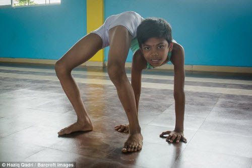 Aditya Kumar Jangum, 13 tuổi, đã trở nên nổi tiếng tại thị trấn Ratnagiri thuộc bang Maharashtra ở Ấn Độ, nhờ khả năng uốn dẻo như rắn.