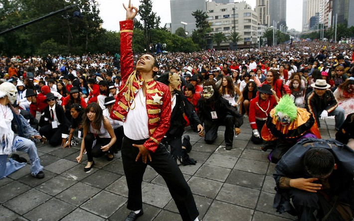 Tháng 8/2009, 12.000 đã tập hợp ở thành phố Mexico để nhảy theo bài hát Thriller của danh ca Michael Jackson và thiết lập một kỷ lục Guiness mới. (ảnh: Reuters).