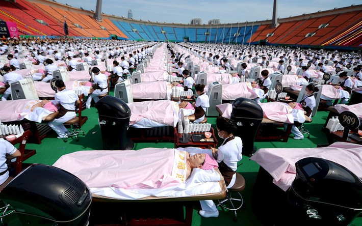 Tháng 5/2015, 1.000 người ở Tế Nam, Trung Quốc đã cùng tham gia vào một buổi chăm sóc da và thiết lập kỷ lục buổi chăm sóc da có nhiều khách hàng nhất trên thế giới. (ảnh: Reuters).
