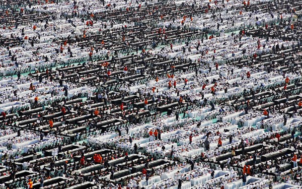 20.483 đã cùng chơi cờ vua ở thành phố Ahmedabad, Ấn Độ vào tháng 11/2010. (ảnh: Reuters).