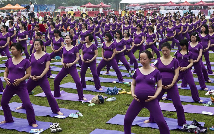 Tháng 6/2014, 505 bà bầu đã cùng nhau tập luyện Yoga ở Changsha, Trung Quốc. (ảnh: Reuters).