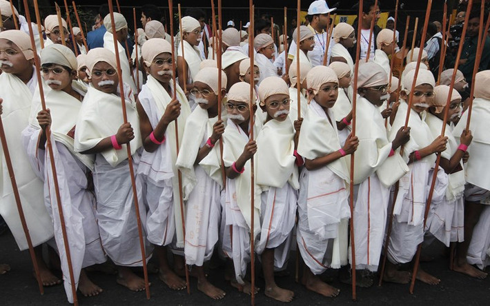 Tháng 1/2012, 485 trẻ em ở Kolkata, Ấn Độ đã hóa trang thành Mahatma Gandhi. (ảnh: Reuters).