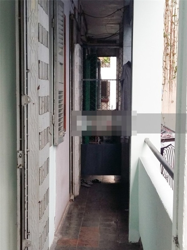 Trước đó, người hâm mộ bất ngờ vì phóng viên đã ghi lại được hình ảnh ngôi nhà trong một chung cư nhỏ nằm trong hẻm ở Tp.HCM của Tân Hoa hậu hoàn vũ 2015 Phạm Hương. Khác với hình ảnh cơ ngơi bề thế của Phạm Hương ở khu làng nghèo Thủy Nguyên ở quê nhà Hải Phòng thì căn nhà đơn sơ này được người đẹp thuê để làm chốn đi về khi ở Tp.HCM.