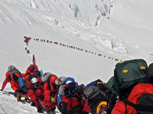 Một nhóm người đang cố gắng leo lên dãy Everest Everest là đỉnh núi cao nhất Trái Đất nếu so với mực nước biển. Với độ cao 8848 m, việc chinh phục đỉnh núi này bằng đường bộ không phải nói là làm được. Dù bạn có quyết tâm đến đâu thì đi một phần đoạn đường này bạn sẽ thấy đuối, nản chí và chính xác hơn là gọi điện thoại cầu cứu nơi đất liền. Dù biết kết quả là như vậy nhưng họ vẫn muốn thử và vẫn cố gắng vươn lên đến phút cuối cùng.