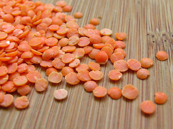 4. Đậu lăng Đậu lăng có chứa một lượng axit folic cao, không chỉ giúp cải thiện sức khoẻ của bạn, mà còn cải thiện được tâm trạng của bạn bằng cách tăng mức độ serotonin.