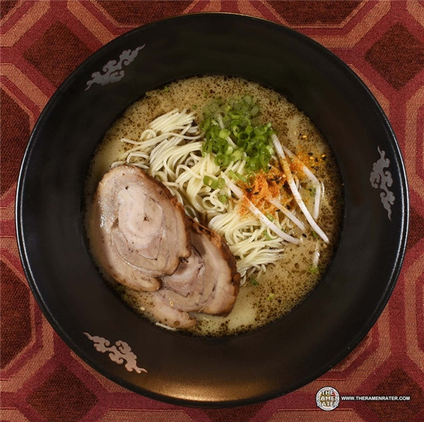 Hồng Kông: Món mì sẽ thơm ngon hơn rất nhiều nếu ăn kèm vài lát thịt heo, hành lá, giá, ớt bột 7 vị, và dầu tỏi đen.