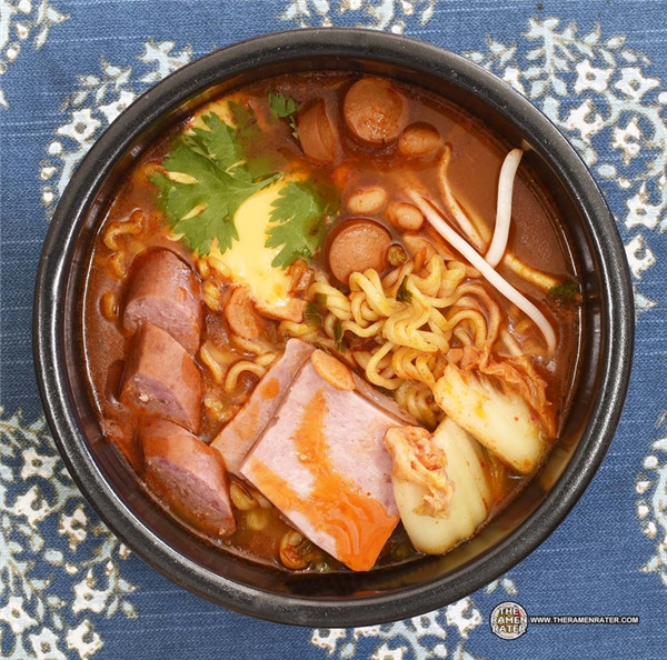 Hàn Quốc: Xúc xích, thịt hộp, đậu tương, phô mai, kim chi, giá, và rau thơm, đó là cách người Hàn biến món mì gói vô vị trở thành món ăn sang chảnh.