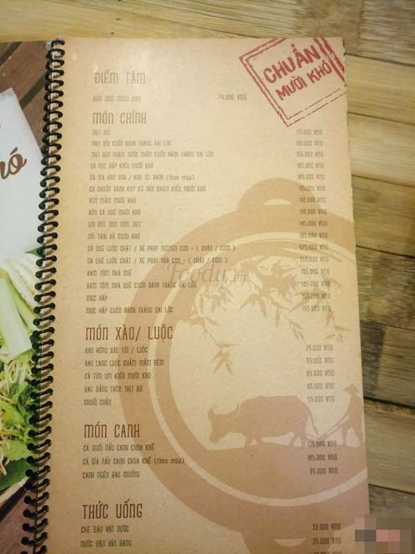 Menu của quán nêu rõ ý cơm Quảng Nam với hàng loạt những món ăn đậm chất vùng quê như: canh mồng tơi, bánh tráng thịt heo, canh khổ qua...