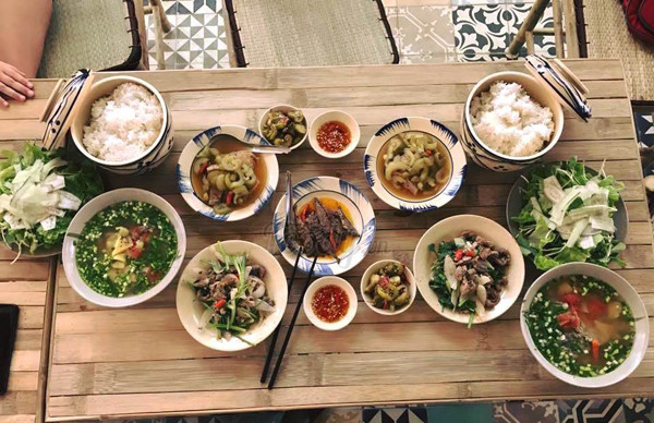 Một mâm cơm quê thịnh soạn.