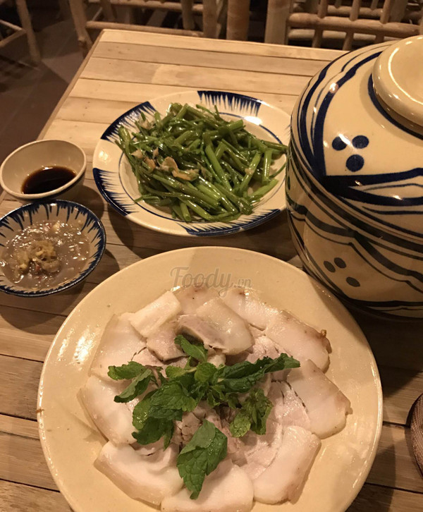 Theo menu thì đĩa rau muống xào này có giá 55k.