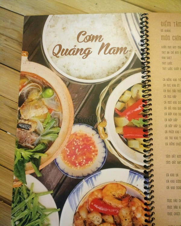 Những ngày này, thông tin về quán cơm quê của Trường Giang đang nhận được nhiều sự quan tâm của công chúng, trong số đó có một số ý kiến cho rằng quán cơm quê nhưng giá khá mắc, hợp với những người thuộc tầng lớp trung lưu trở lên.