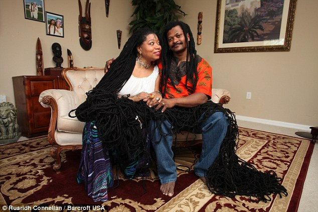 Được biết đến với biệt danh công chúa tóc mây Rasta Rapunzel, mái tóc của Asha Mandela còn dài hơn một chiếc xe buýt hai tầng và nặng tới 19 kg. Người phụ nữ 50 tuổi, hiện sống ở bang Florida, Mỹ nắm giữ kỷ lục thế giới về người có mái tóc cuốn thành lọn dài nhất thế giới.