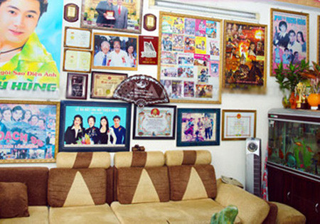 Phòng khách trưng bày nhiều bằng khen, giải thưởng, ảnh kỷ niệm thời đóng phim của cha con Lý Hùng.