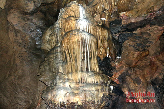 Những nhũ đá trải qua bàn tay nhào nặn của thiên nhiên trở thành 1 kiệt tác mê hồn. Trong ảnh: Nhũ đá như 1 đài sen tọa lạc của Phật bà.