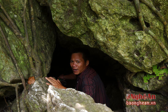 Tuy nhiên, để vào được hang Mó, mọi người phải cửa hang chỉ vừa lọt 1 người chui và ở rất cao.